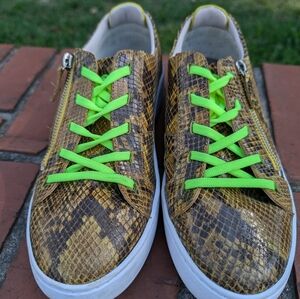 Vélez low platform sneakers in snakeskin and neon. EUC size 39 (8.5)